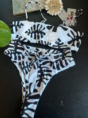 Yira black and white tropical leaf pattern bikini set Size M